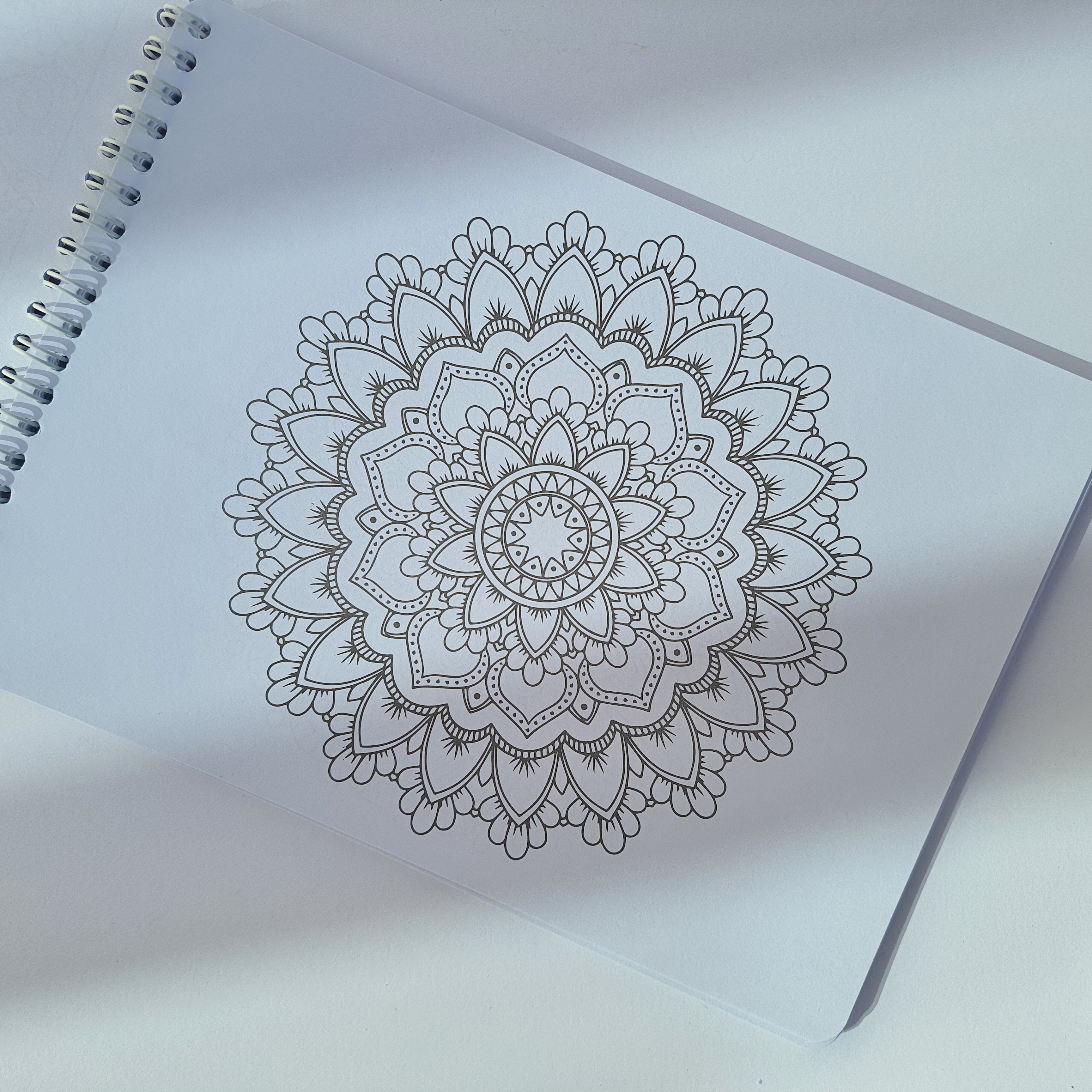 دفتر رنگ آمیزی ماندالا بزرگسال