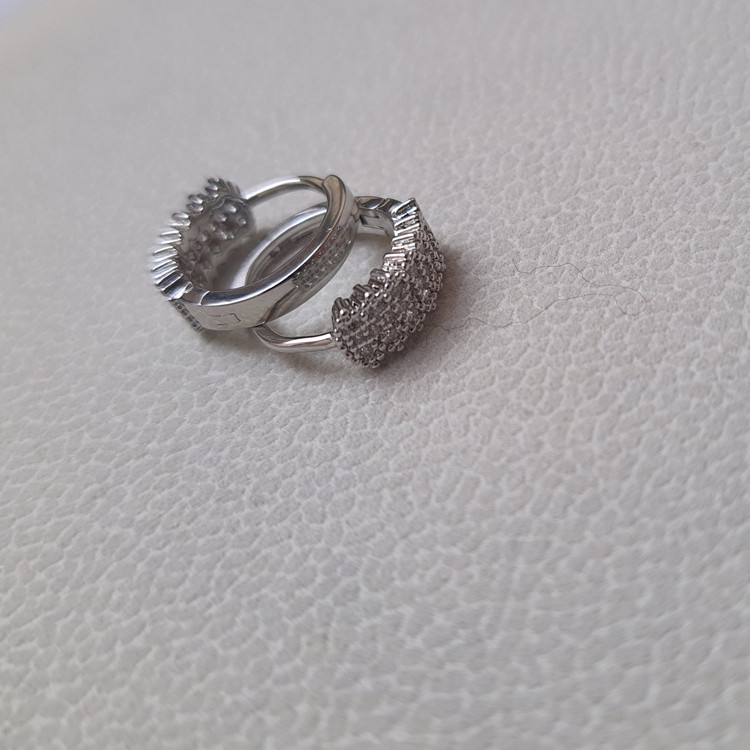 گوشواره حلقهای جواهری نگیندار مدل لوکس | رنگ نقرهای برند CM JEWELRY