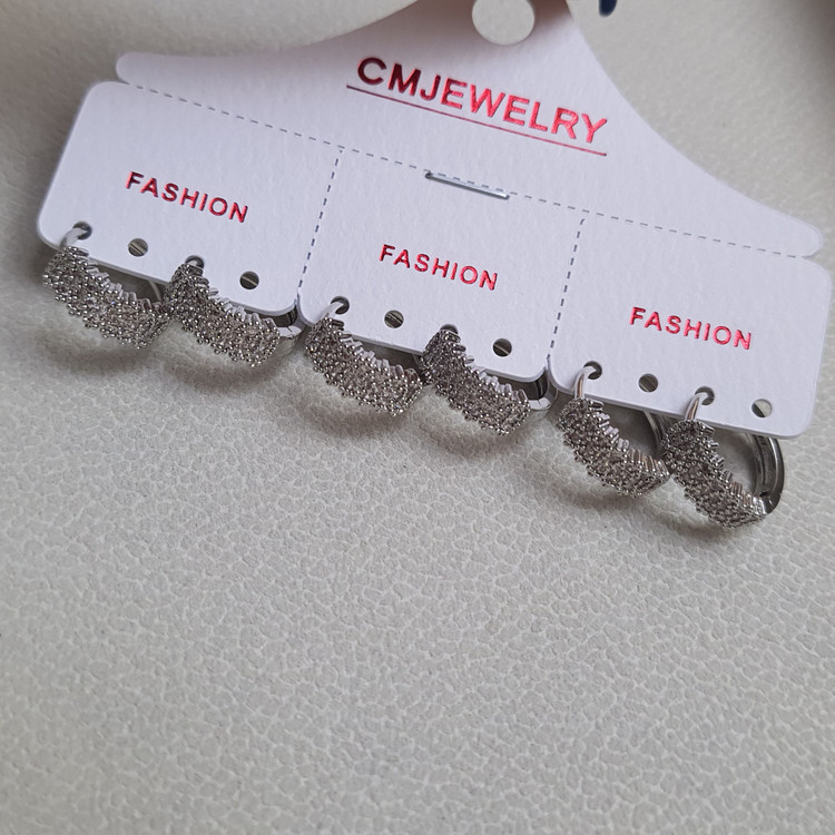 گوشواره حلقهای جواهری نگیندار مدل لوکس | رنگ نقرهای برند CM JEWELRY
