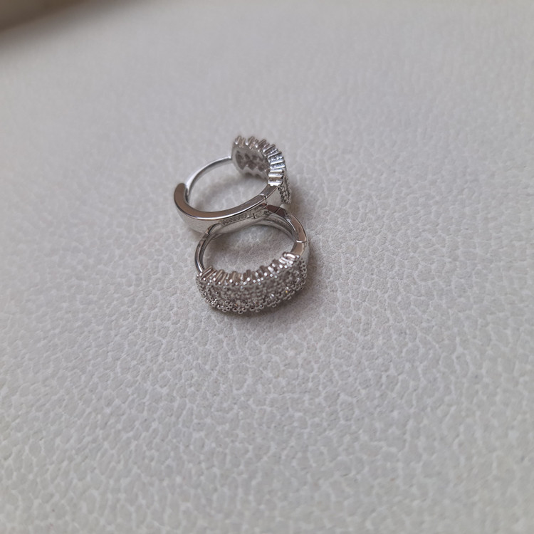 گوشواره حلقهای جواهری نگیندار مدل لوکس | رنگ نقرهای برند CM JEWELRY
