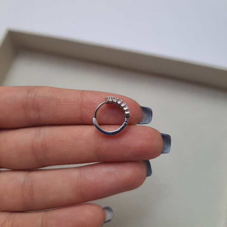 گوشواره حلقهای جواهری نگیندار مدل لوکس | رنگ نقرهای برند CM JEWELRY