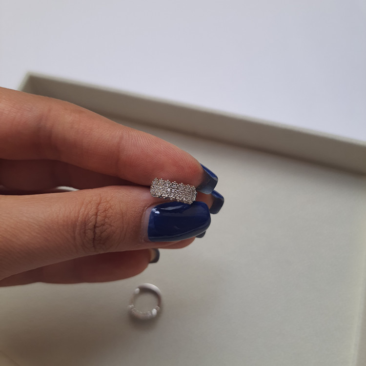گوشواره حلقهای جواهری نگیندار مدل لوکس | رنگ نقرهای برند CM JEWELRY