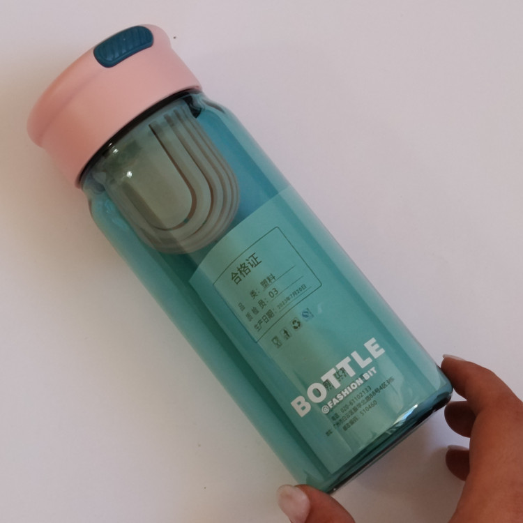 قمقمه 650 ml مدل Bottle رنگ بدنه آبی با در صورتی رنگ